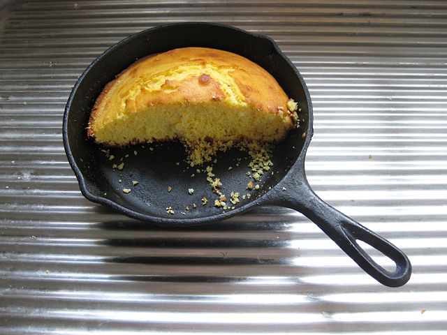 640px-Cornbread_in_cast_iron_pan